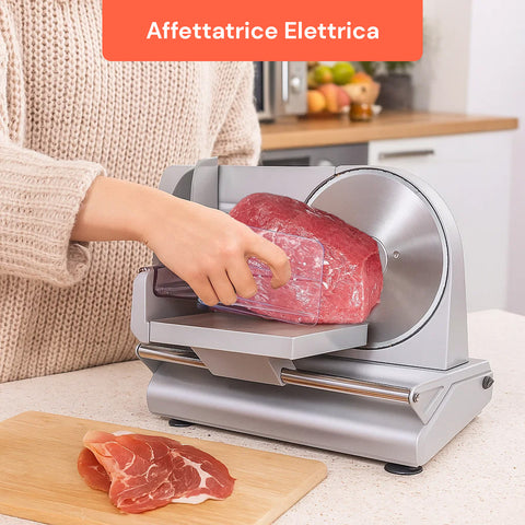 Affettatrice elettrica per cucina domestica in uso con carne e prosciutto, facile da utilizzare e pulire
