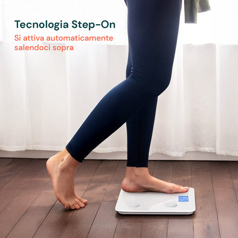 Bilancia con tecnologia Step-On che si attiva automaticamente salendoci sopra, pratica e immediata per uso quotidiano senza pulsanti