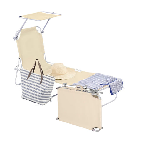 Lettino da sole beige con accessori completi: borsa a righe, cappello, telo e parasole regolabile per relax completo al mare