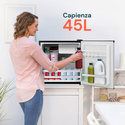Mini frigo 45L utilizzato da donna in cucina, capacità ottimale per uso personale e conservazione bevande quotidiana