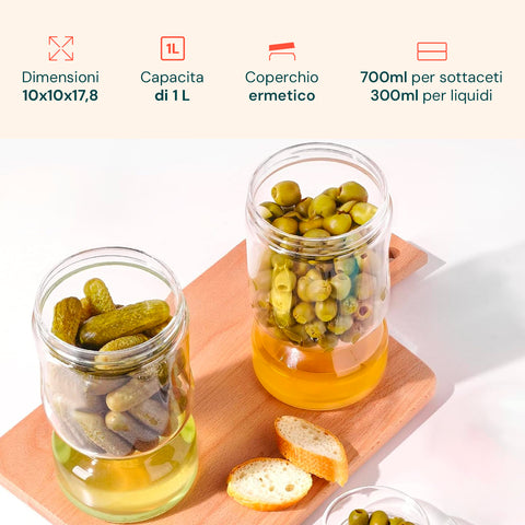 Barattoli per sottaceti in vetro 1L con specifiche tecniche: dimensioni 10x10x17,8cm, capacità 700ml superiore 300ml inferiore, contenenti olive e cetriolini
