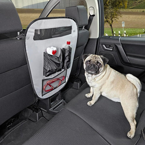 Barriera sicurezza auto cani in uso - Carlino protetto sui sedili posteriori con accessorio Wenko installato