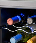 Dettaglio interno cantinetta vini da 16 bottiglie 48 litri con bottiglie conservate su ripiani cromati e illuminazione LED blu per ambiente ideale