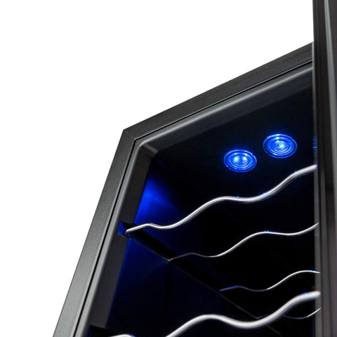 Dettaglio cantinetta vini da 24 bottiglie 70 litri con illuminazione LED blu interna e ripiani cromati ondulati per conservazione ottimale