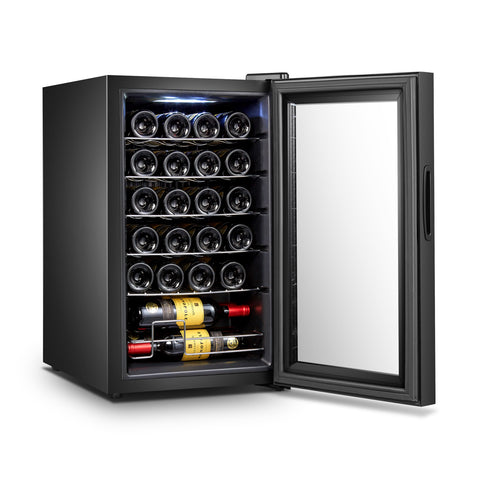 Cantinetta vini da 24 bottiglie 70 litri con porta aperta che mostra 6 ripiani cromati e illuminazione LED interna per conservazione ottimale