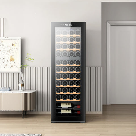 Cantinetta vini da 44 bottiglie 130 litri integrata in cucina moderna con ripiani in legno, display digitale e design elegante nero