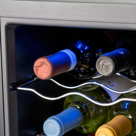 Dettaglio interno cantinetta vini da 8 bottiglie 25 litri con ripiani cromati ondulati e illuminazione LED blu per conservazione ottimale