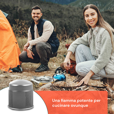 Una fiamma potente per cucinare ovunque, coppia felice in campeggio con tenda arancione e fornello portatile