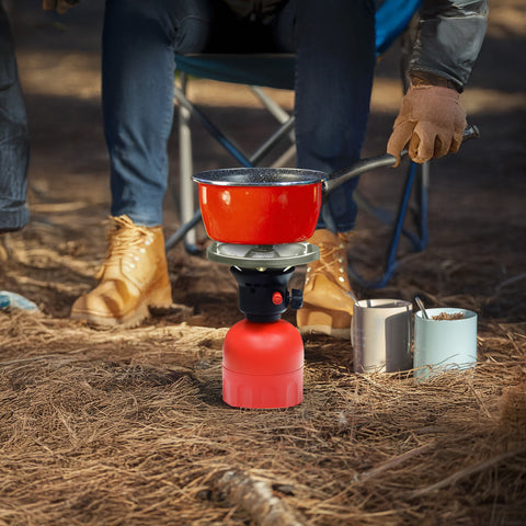 Uso reale in campeggio con pentola rossa per cottura uniforme in ambiente naturale, perfetto per outdoor e trekking