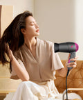 Donna che utilizza phon da viaggio Zephir 1200W per asciugare i capelli, asciugacapelli compatto con 2 velocità per styling quotidiano