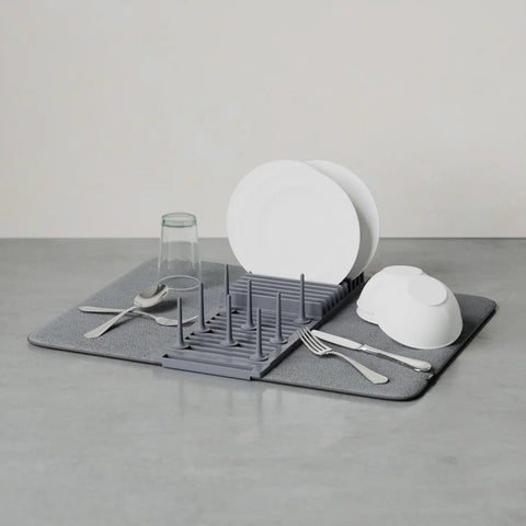 immagine-4-umbra-scolapiatti-con-tappetino-assorbigoccie-47x17x9cm-grigio-ean-028295387224