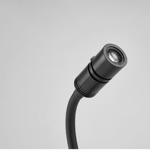 Dettaglio testa del proiettore con lente ottica regolabile per messa a fuoco, design compatto e materiali di alta qualità