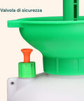Pompa da giardino in uso per irrorazione fiori colorati, facile e semplice da usare con tracolla regolabile per trasporto comodo