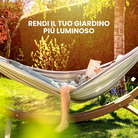 Giardino luminoso con prato rigenerato usando semi Zendea, perfetto per momenti di relax in amaca durante l'estate