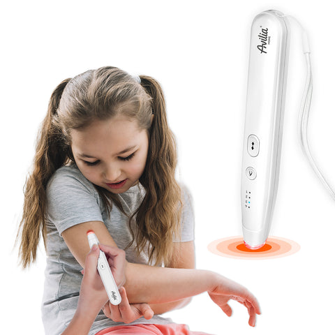 Bambina che utilizza un dispositivo lenitivo elettronico per punture di insetti, con tecnologia a calore per alleviare prurito e fastidio - dispositivo Avilia portatile per uso domestico e da viaggio