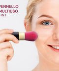 Donna che applica il trucco con pennello multiuso 4 in 1, perfetto per fondotinta e cipria, beauty routine quotidiana