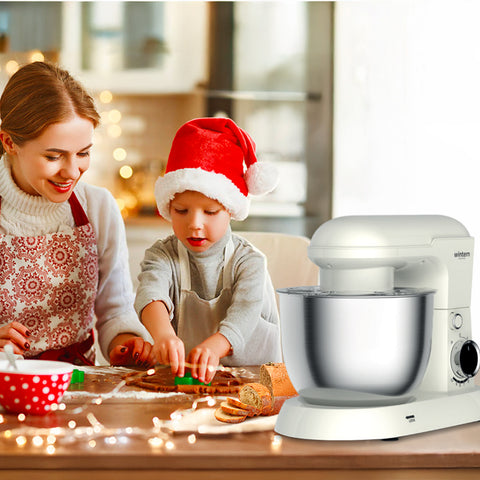 Planetaria Wintem per famiglia a Natale, mamma e bambino preparano dolci festivi insieme in cucina con atmosfera natalizia