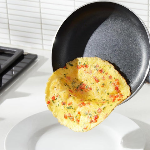 Set padelle Bavaria antiaderenti 12 pezzi - frittata con verdure cotta perfettamente su piano cottura a induzione, manici removibili neri