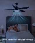 Ventilatore da soffitto silenzioso nero in camera da letto notturna con circolazione aria fresca