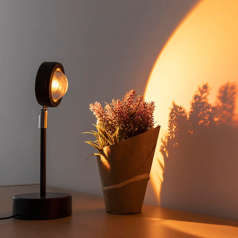 Lampada proiettore tramonto che crea atmosfera calda e accogliente con piante decorative, perfetta per ambiente rilassante domestico