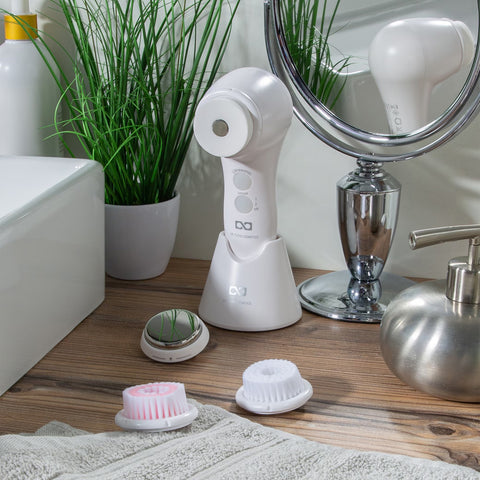 Spazzola pulizia viso elettrica in ambiente bagno con testine intercambiabili, routine skincare quotidiana per cura della pelle