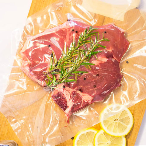 Sacchetti sottovuoto Reber goffrati con carne rossa e rosmarino fresco, spezie aromatiche, conservazione perfetta sottovuoto