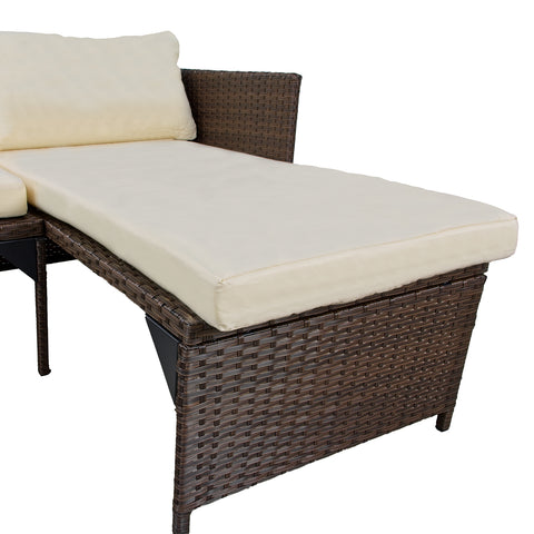 Dettaglio della chaise longue del divano angolare Zendea con struttura in rattan intrecciato marrone e cuscino bianco imbottito