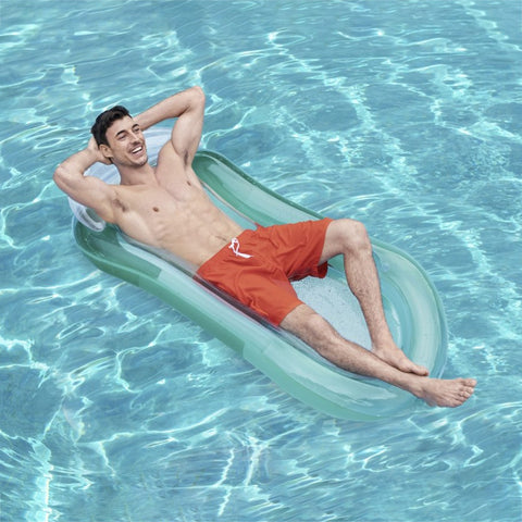 Uomo sorridente in costume rosso che si rilassa sulla poltrona gonfiabile verde acqua Bestway in piscina